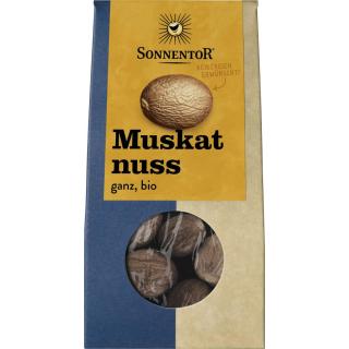 Muskatnüsse ganz