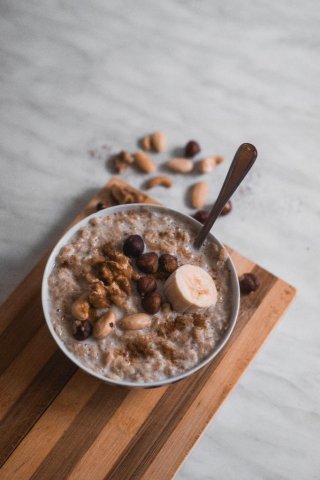 Frühstücksbrei mit Nüssen